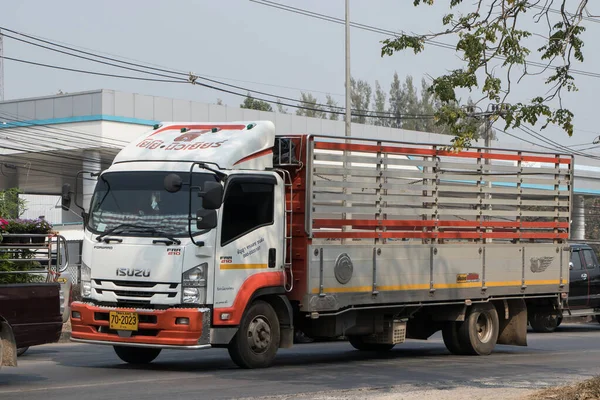 Chiangmai, Tayland - 28 Şubat 2023: Özel Isuzu Kargo Truck. Fotoğraf 1001 nolu yolda, Chiangmai, Tayland 'a 8 km uzaklıkta..