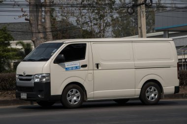 Chiangmai, Tayland - 28 Şubat 2023: er Toyota Hiace Cargo Van Car. 1001 numaralı yolda, Chiangmai şehrinden 8 km uzakta..