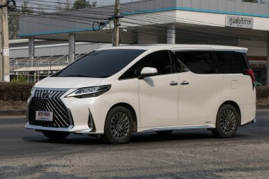 Chiangmai, Tayland - 28 Şubat 2023: Özel Lexus LM300 Van arabası. Fotoğraf 121 numaralı yolda, Chiangmai, Tayland 'a 8 km uzaklıkta..