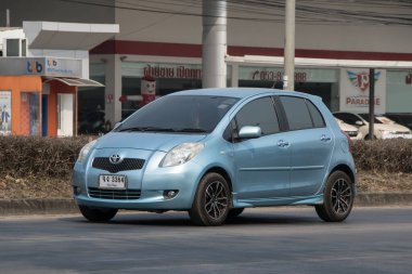 Chiangmai, Tayland - 28 Şubat 2023: Özel araba toyota Yaris Hatchback Eco Car. Fotoğraf 121 no 'lu yolda, Chiangmai Tayland şehir merkezinden yaklaşık 8 km uzaklıkta..