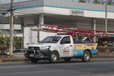 Chiangmai, Tayland - 28 Şubat 2023: Özel Kamyonet Yeni Toyota Hilux Revo Rocco. 1001 numaralı yolda, Chiangmai şehrinden 8 km uzakta..