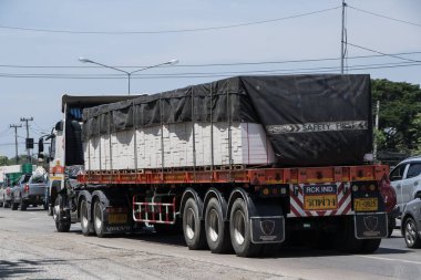 Chiangmai, Tayland - 31 Mayıs 2023: Kankawee Nakliye Şirketi 'nin kargo kamyonu. Fotoğraf 1001 nolu yolda. Şehir merkezine 8 km uzaklıkta, Tayland..