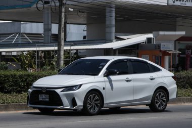 Chiangmai, Tayland - 31 Mayıs 2023: Toyota Yaris ATIV Eco Car. Fotoğraf 121 no 'lu yolda, Chiangmai Tayland şehir merkezinden yaklaşık 8 km uzaklıkta..