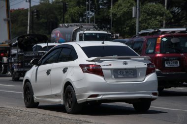 Chiangmai, Tayland - 31 Mayıs 2023: özel Sedan arabası Toyota Vios. 1001 no 'lu yolda. Chiangmai İş Alanından 18 km uzakta..