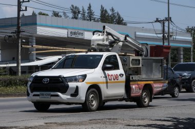 Chiangmai, Tayland - 31 Mayıs 2023: True Company 'nin Arabası. Fotoğraf 121 numaralı yolda, Chiangmai, Tayland 'a 8 km uzaklıkta..