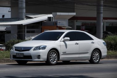 Chiangmai, Tayland - 31 Mayıs 2023: özel araba Toyota Camry. 1001 no 'lu yolda. Chiangmai İş Alanından 18 km uzakta..