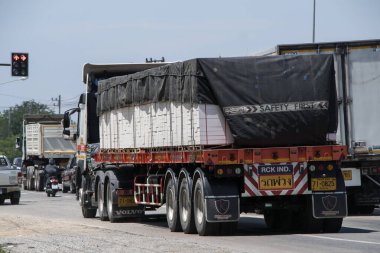 Chiangmai, Tayland - 31 Mayıs 2023: Kankawee Nakliye Şirketi 'nin kargo kamyonu. Fotoğraf 1001 nolu yolda. Şehir merkezine 8 km uzaklıkta, Tayland..