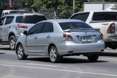 Chiangmai, Tayland - 31 Mayıs 2023: özel Sedan arabası Toyota Vios. 1001 no 'lu yolda. Chiangmai İş Alanından 18 km uzakta..
