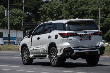 Chiangmai, Tayland - 31 Mayıs 2023: er Toyota Fortuner SUv Car. 1001 no 'lu yolda. Chiangmai şehrinden 18 km uzakta..