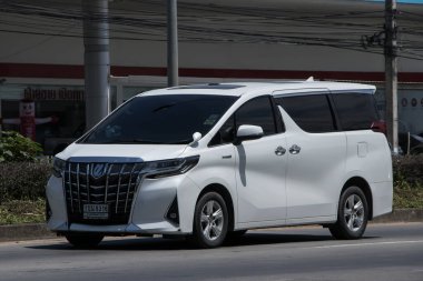 Chiangmai, Tayland - 31 Mayıs 2023: Er Toyota Velfile Van Car. Fotoğraf 121 numaralı yolda, Chiangmai, Tayland 'a 8 km uzaklıkta..