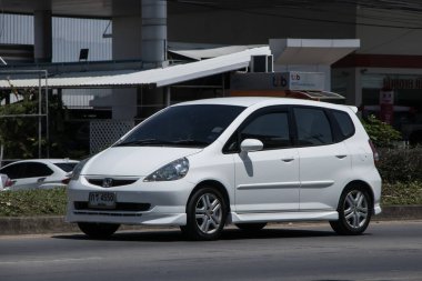 Chiangmai, Tayland - 31 Mayıs 2023: Özel şehir arabası Honda Jazz. Beş kapılı hatchback otomobil. Fotoğraf 121 no 'lu yolda, Chiangmai Tayland şehir merkezinden yaklaşık 8 km uzaklıkta..