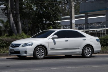 Chiangmai, Tayland - 31 Mayıs 2023: özel araba Toyota Camry. 1001 no 'lu yolda. Chiangmai İş Alanından 18 km uzakta..