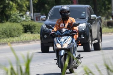Chiangmai, Tayland - Haziran 12023: teslimatçı Shopee Food Motercycle 'a biniyor. 1001 numaralı yolda, Chiangmai şehrinden 8 km uzakta..