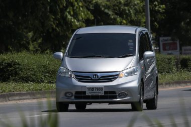 Chiangmai, Tayland - Haziran 12023: Er Honda Freed minibüsü. Fotoğraf 121 numaralı yolda, Chiangmai, Tayland 'a 8 km uzaklıkta..
