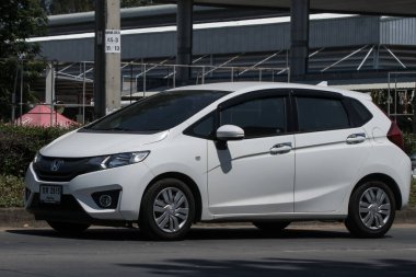 Chiangmai, Tayland - Haziran 12023: özel şehir arabası Honda Jazz. Beş kapılı hatchback otomobil. Fotoğraf 121 no 'lu yolda, Chiangmai Tayland şehir merkezinden yaklaşık 8 km uzaklıkta..