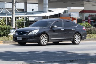 Chiangmai, Tayland - Haziran 12023: özel araba, Nissan Teana. 1001 no 'lu yolda, şehrin kuzeyinde, Chiangmai Merkezi' ne yaklaşık 8 km uzaklıkta..