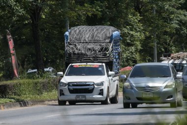 Chiangmai, Tayland - Haziran 12023: Er Isuzu Dmax kamyonet. 1001 no 'lu yolda. Chiangmai şehrinden 18 km uzakta..