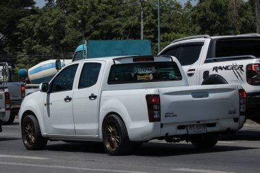 Chiangmai, Tayland - Haziran 12023: Er Isuzu Dmax kamyonet. 1001 no 'lu yolda. Chiangmai şehrinden 18 km uzakta..