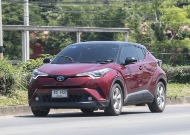 Chiangmai, Tayland - Haziran 12023: Yeni Toyota CHR Subcompact SUV Hybrid Car. 121 numaralı araba Chiangmai şehrine gidiyor..