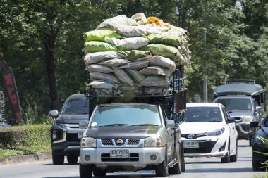 Chiangmai, Tayland - Haziran 12023: Özel pikap, Nissan Big M. 1001 numaralı yolda, Chiangmai İş Alanına 8 km uzaklıkta..