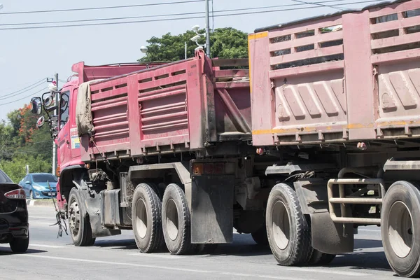 Chiangmai, Tayland - Haziran 12023 Thanachai Şirketi 'nin karavan kamyonu. 1001 numaralı yolda, Chiangmai şehrinden 8 km uzakta..