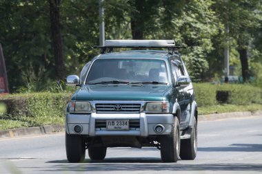Chiangmai, Tayland - 8 Ekim 2016: Özel suv otomobil, Toyota spor binici. Yol no.1001, Chiangmai iş alanı 8 km.