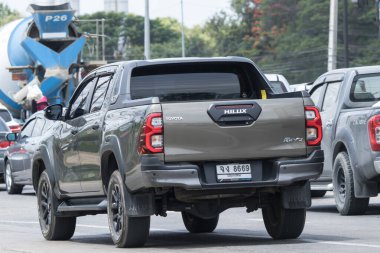 Chiangmai, Tayland - 17 Haziran 2023: Özel Kamyon Yeni Toyota Hilux Revo Rocco. 1001 numaralı yolda, Chiangmai şehrinden 8 km uzakta..