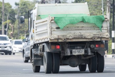 Chiangmai, Tayland - 17 Haziran 2023: Er Isuzu Çöp Kamyonu. 1001 no 'lu yolda. Chiangmai İş Alanından 18 km uzakta..