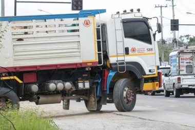 Chiangmai, Tayland - 21 Haziran 2023 PWS Beton çimento kamyonu. Fotoğraf 1001 no 'lu yolda, Chiangmai, Tayland şehir merkezinden yaklaşık 8 km uzaklıkta..