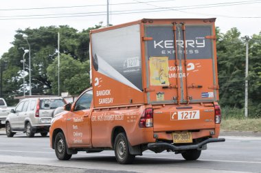 Chiangmai, Tayland - 21 Haziran 2023: Kerry lojistik konteyner kamyonu. Fotoğraf 121 no 'lu yolda, Chiangmai, Tayland şehir merkezinden yaklaşık 8 km uzaklıkta..