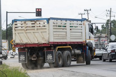 Chiangmai, Tayland - 21 Haziran 2023 PWS Beton çimento kamyonu. Fotoğraf 1001 no 'lu yolda, Chiangmai, Tayland şehir merkezinden yaklaşık 8 km uzaklıkta..