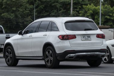 Chiangmai, Tayland - 21 Haziran 2023::: Özel SUV arabası, Benz GLC220D. Fotoğraf 1001 nolu yolda, Chiangmai, Tayland 'a 8 km uzaklıkta..