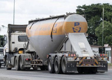 Chiangmai, Tayland - 21 Haziran 2023 PWS Beton çimento kamyonu. Fotoğraf 1001 no 'lu yolda, Chiangmai, Tayland şehir merkezinden yaklaşık 8 km uzaklıkta..