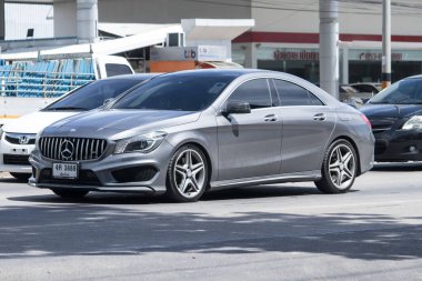 Chiangmai, Tayland - 14 Temmuz 2023: lüks araba White Mercedes Benz CLA 200. Fotoğraf Chiangmai şehrinin kuzeyindeki 1001 numaralı radyal yolda..