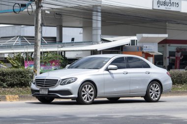 Chiangmai, Tayland - 14 Temmuz 2023: lüks Mercedes Benz E220. Fotoğraf Chiangmai şehrinin kuzeyindeki 1001 numaralı radyal yolda..