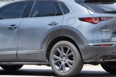 Chiangmai, Tayland - 14 Temmuz 2023: özel araba, Mazda CX30. Fotoğraf 121 no 'lu yolda, Chiangmai, Tayland şehir merkezinden yaklaşık 8 km uzaklıkta..