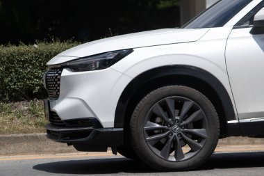 Chiangmai, Tayland - 14 Temmuz 2023: Özel araba yeni Honda HRV SUV. 1001 no 'lu yolda. Chiangmai şehrinden 18 km uzakta..