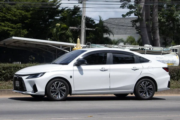 Chiangmai, Tayland - 14 Temmuz 2023: Toyota Yaris ATIV Eco Car. Fotoğraf 121 no 'lu yolda, Chiangmai Tayland şehir merkezinden yaklaşık 8 km uzaklıkta..