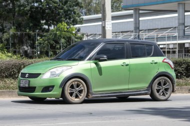 Chiangmai, Tayland - 14 Temmuz 2023: Özel Eco şehri arabası Suzuki Swift. Fotoğraf 121 numaralı yolda, Chiangmai, Tayland 'a 8 km uzaklıkta..