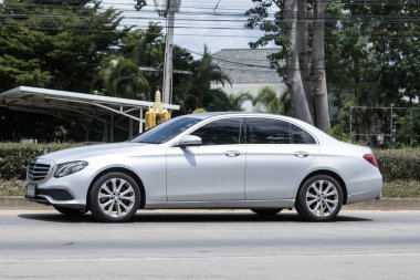 Chiangmai, Tayland - 14 Temmuz 2023: lüks Mercedes Benz E220. Fotoğraf Chiangmai şehrinin kuzeyindeki 1001 numaralı radyal yolda..