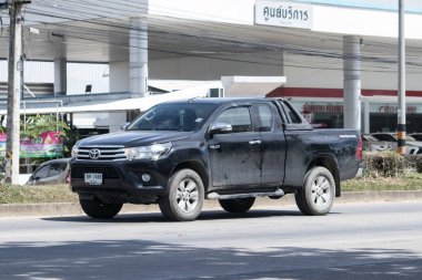 Chiangmai, Tayland - 14 Temmuz 2023: Özel Kamyon Yeni Toyota Hilux Revo Rocco. 1001 numaralı yolda, Chiangmai şehrinden 8 km uzakta..