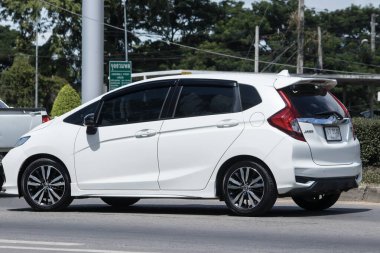 Chiangmai, Tayland - 14 Temmuz 2023: özel şehir arabası Honda Jazz. Beş kapılı hatchback otomobil. Fotoğraf 121 no 'lu yolda, Chiangmai Tayland şehir merkezinden yaklaşık 8 km uzaklıkta..