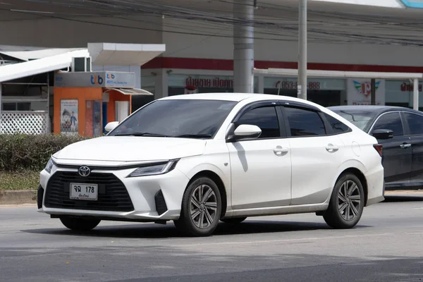 Chiangmai, Tayland - 14 Temmuz 2023: Toyota Yaris ATIV Eco Car. Fotoğraf 121 no 'lu yolda, Chiangmai Tayland şehir merkezinden yaklaşık 8 km uzaklıkta..