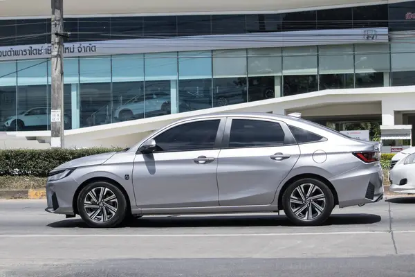 Chiangmai, Tayland - 14 Temmuz 2023: Toyota Yaris ATIV Eco Car. Fotoğraf 121 no 'lu yolda, Chiangmai Tayland şehir merkezinden yaklaşık 8 km uzaklıkta..