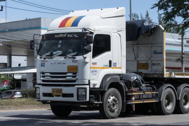 Chiangmai, Tayland - 14 Temmuz 2023: PongSak Nakliye Şirketi 'nin kargo kamyonu. Fotoğraf 1001 nolu yolda. Şehir merkezine 8 km uzaklıkta, Tayland..