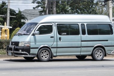 Chiangmai, Tayland - 14 Temmuz 2023: Er Toyota Hiace eski Van Car. 1001 numaralı yolda, Chiangmai şehrinden 8 km uzakta..