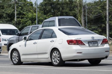 Chiang Mai, Tayland-28 Kasım 2017: özel araba Toyota Camry. Yol no.1001 Chiangmai iş alanı 8 km.