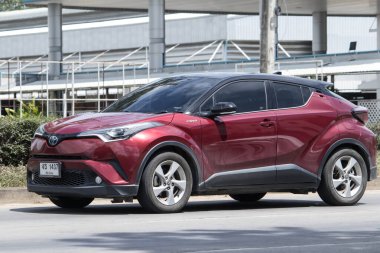 Chiangmai, Tayland - 14 Temmuz 2023 Özel araba Toyota Camry. 1001 no 'lu yolda. Chiangmai İş Alanından 18 km uzakta..