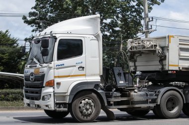 Chiangmai, Tayland - 14 Temmuz 2023: Er Hino Çöp Kamyonu. 1001 no 'lu yolda. Chiangmai İş Alanından 18 km uzakta..