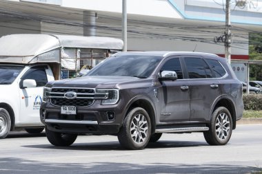 Chiangmai, Tayland - 14 Temmuz 2023: Özel SUV aracı Ford Everest. 1001 no 'lu yolda. Chiangmai İş Alanından 18 km uzakta..